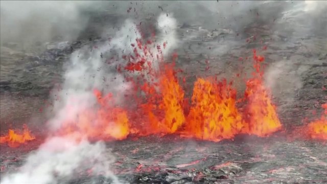 Užfiksuota: išsiveržęs ugnikalnis Islandijoje spjaudosi lava, kyla milžiniški dūmų debesys