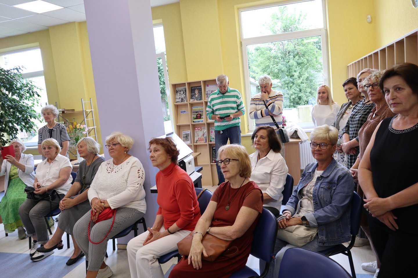 Ignalinos bibliotekoje pristatyta tautodailininkės Bronislavos Palevičienės kurtų papuošalų paroda „Vasaros spalvų skambėjimas“. <br>Organizatorių nuotr.