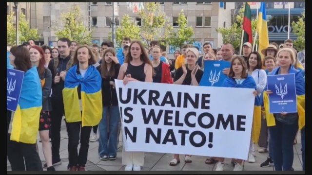 Sostinėje – gausus palaikymas Ukrainai: susirinkusi minia kėlė vėliavas ir skandavo už šalies narystę NATO