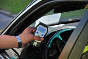 Klaipėdos rajone girtas „Opel“ vairuotojas rėžėsi į motociklininką ir po avarijos atsidūrė areštinėje