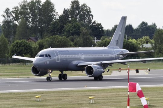  NATO viršūnių susitikimo dalyvių lėktuvai.<br> V.Ščiavinsko nuotr.
