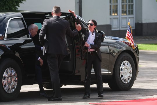 Specialiai JAV prezidentui Joe Bidenui sukurtas limuzinas „Cadillac“ iš tolo traukia dėmesį. <br>R.Danisevičiaus nuotr.