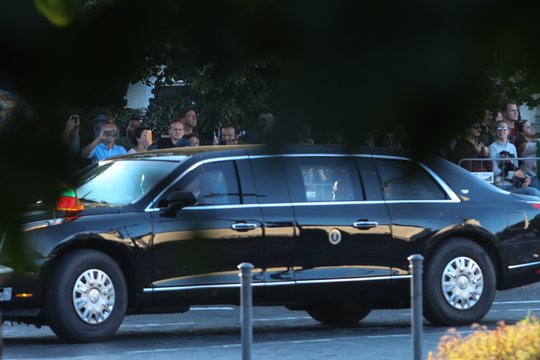 Specialiai JAV prezidentui Joe Bidenui sukurtas limuzinas „Cadillac“ iš tolo traukia dėmesį. <br>R.Danisevičiaus nuotr.