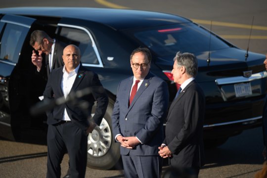 Specialiai JAV prezidentui Joe Bidenui sukurtas limuzinas „Cadillac“ iš tolo traukia dėmesį. <br>V.Skaraičio nuotr.