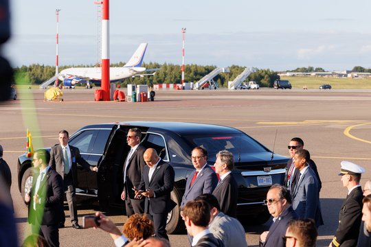 Specialiai JAV prezidentui Joe Bidenui sukurtas limuzinas „Cadillac“ iš tolo traukia dėmesį. <br>T.Bauro nuotr.