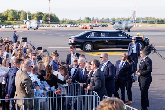Specialiai JAV prezidentui Joe Bidenui sukurtas limuzinas „Cadillac“ iš tolo traukia dėmesį. <br>T.Bauro nuotr.