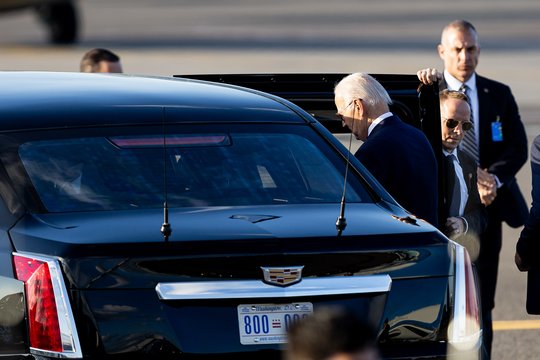 Specialiai JAV prezidentui Joe Bidenui sukurtas limuzinas „Cadillac“ iš tolo traukia dėmesį. <br>ELTA/Ž.Gedvilos nuotr.