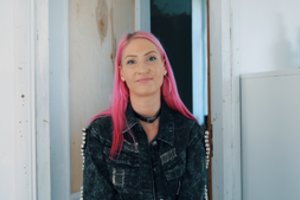 Į svetimus namus atvykusiai menininkei teko atsiprašyti už savo žodžius: „Aš tikėjausi pilies, rūmų, o čia tiesiog butas“