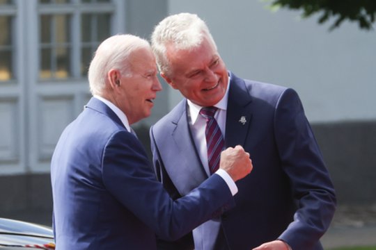 G. Nausėda su J. Bidenu aptarė saugumo klausimus: pastarasis gyrė vieną Lietuvos sprendimą