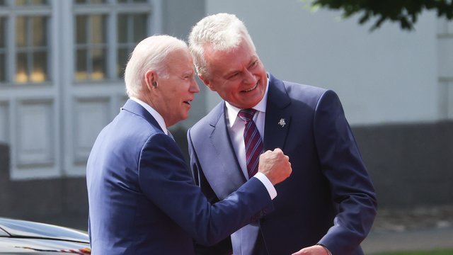 G. Nausėda su J. Bidenu aptarė saugumo klausimus: pastarasis gyrė vieną Lietuvos sprendimą