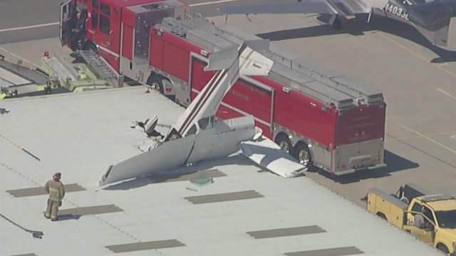 Pietų Kalifornijoje lėktuvas rėžėsi į angarą: laimei, pilotui pavyko išlikti gyvam