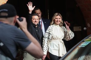 Neįtikėtinas vaizdas prie V. Zelenskio viešbučio: milžiniškos minios plojimai ir prezidento su žmona šypsenos