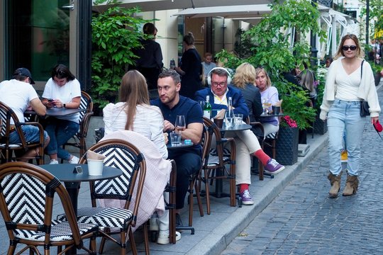  Vilniaus gatvė antradienį – pirmąją NATO viršūnių susitikimo dieną – buvo užtvindyta žmonių, čia į restoraną atvyko ir Turkijos delegacijos atstovai.<br> V.Ščiavinsko nuotr.