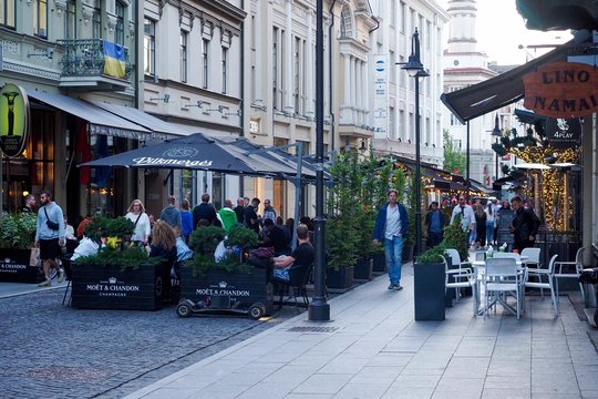  Vilniaus gatvė antradienį – pirmąją NATO viršūnių susitikimo dieną – buvo užtvindyta žmonių, čia į restoraną atvyko ir Turkijos delegacijos atstovai.<br> V.Ščiavinsko nuotr.