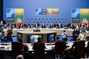 NATO aktyviau dirbs klimato kaitos ir saugumo srityje: klimato iššūkiai veikia Aljanso misijas visame pasaulyje