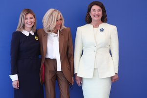 Šalia elegantiškų O. Zelenskos ir B. Macron – D. Nausėdienės apgalvota spalva ir išraiškinga šypsena