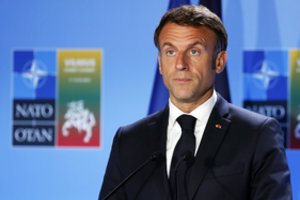 Prieš kelionę į Vilnių E. Macronas gavo kraupų siuntinį