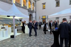 Po NATO susitikimo lietuviai suskubo vaišinti valstybių lyderius: davė lietuviško sūrio, sulos, duonos