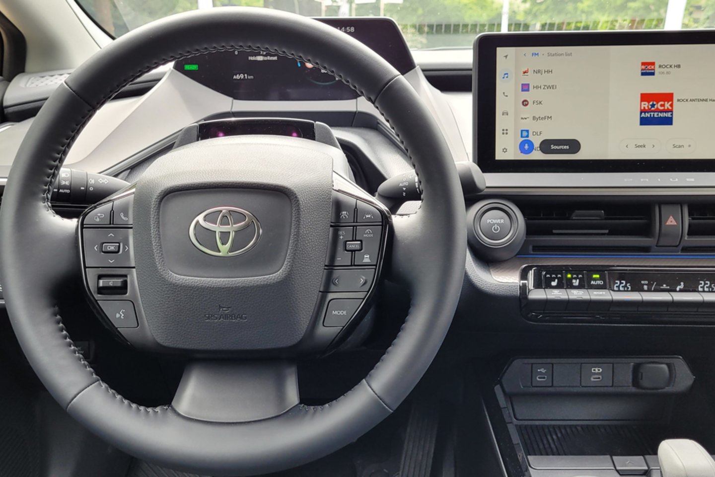 Naujas „Toyota Prius Plug-in Hybrid“.<br>J.Paplaičio nuotr.