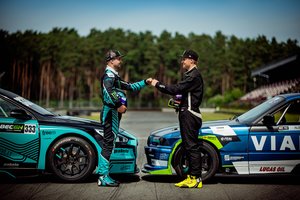 Sukibimas ar slydimas? Žiedo meistras ir „drifteris“ apsikeitė automobiliais