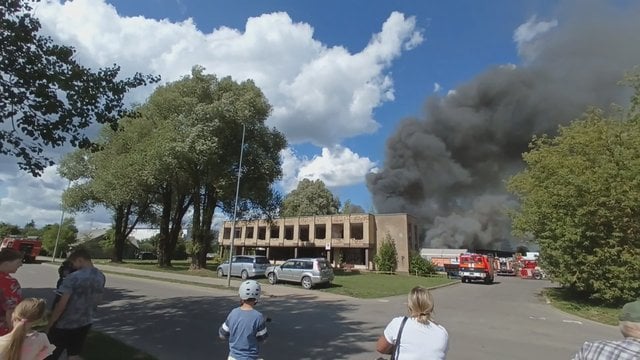 Vaizdai iš įvykio vietos: Širvintų mieste atvira liepsna dega angaras