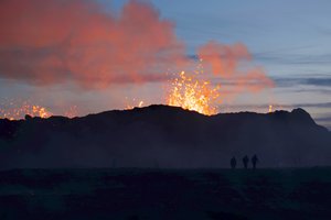 Islandijos valdžia laikinai uždarė kelią į ugnikalnio kraterį