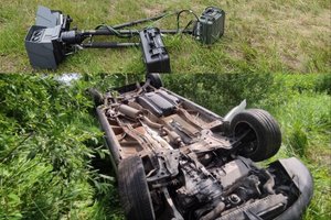Vairuotojas taip išsigando, kad pagavo „stogą“ – sudaužė skolintą automobilį ir greičio matuoklį