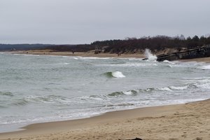 Klastinga Baltijos jūra poilsiautojus bandė užklupti iš pasalų: gelbėtojams teko traukti iš mirties gniaužtų