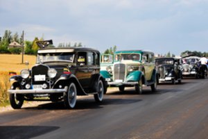 Istorinių automobilių savininkus kviečia į Biržus: ragina eksponatų nepūdyti garaže