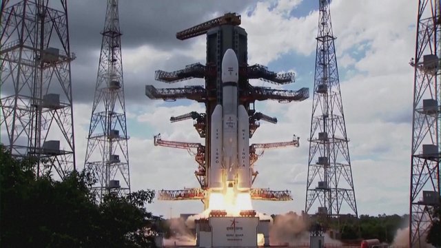 Indija į kosmosą paleido raketą: tikslas – pasiekti mėnulio pietinį polį