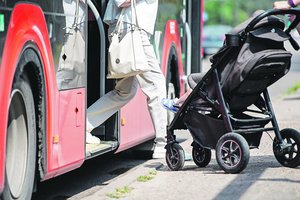 Kelionės autobusais kelia šiurpą: po vairuotojo manevrų vos neapvirto vežimėlis su vaiku