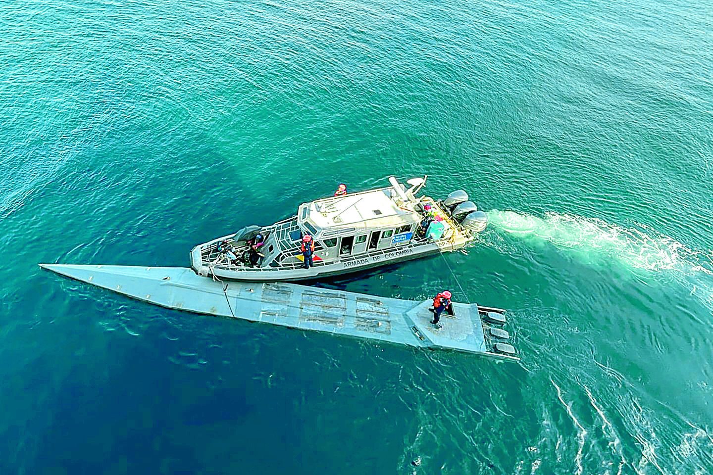 Kolumbijos pareigūnai Ramiojo vandenyno pakrantėje sulaikė pusiau povandeninį laivą, gabenantį kokaino žaliavą.<br> AFP/„Scanpix“ nuotr.
