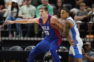 Ąžuolas Tubelis NBA vasaros lygoje vėl prasėdėjo ant suoliuko, o „Philadelphia 76ers“ eilinį kartą pralaimėjo