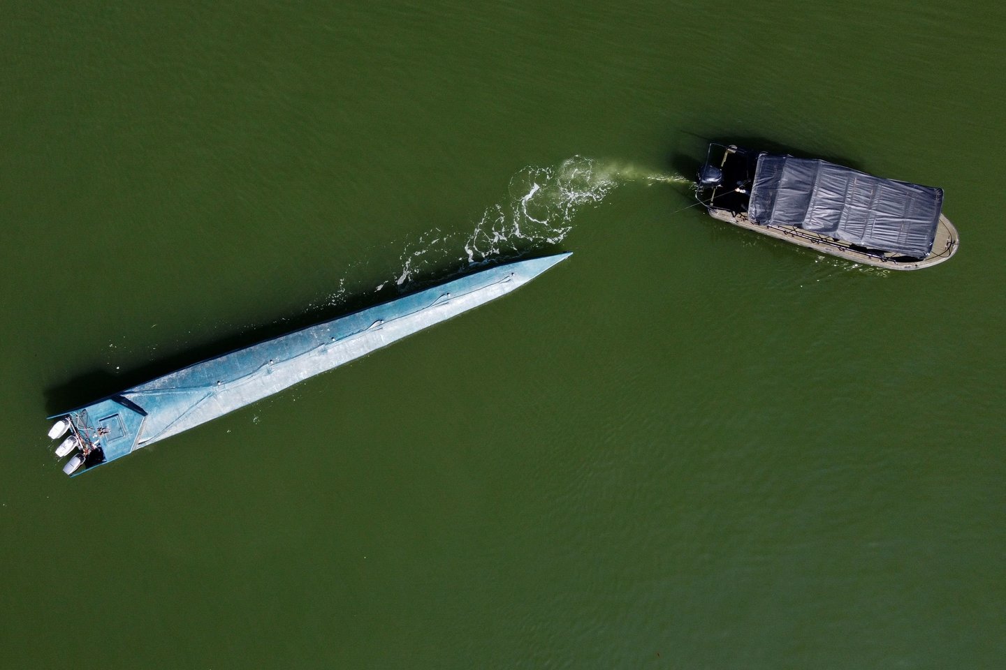 Kolumbijos pareigūnai Ramiojo vandenyno pakrantėje sulaikė pusiau povandeninį laivą, gabenantį kokaino žaliavą.<br>AFP/Scanpix nuotr.