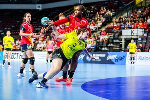 Lietuvos devyniolikmetės rankininkės pusfinalyje krito prieš ispanes ir kausis dėl bronzos medalių