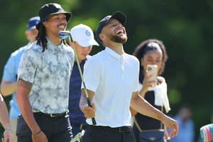 Snaiperis visur: Stephenas Curry golfo aikštėje pirmuoju bandymu pataikė smūgį iš neįtikėtino atstumo