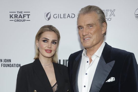 65-erių D. Lundgrenas ilsisi lietuvių pamėgtoje saloje: laiką leidžia su 27-erių sužadėtine ir vienmete dukra