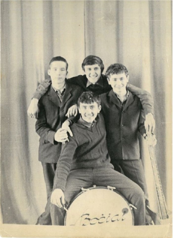 B. Žiūraitis (stovi centre) grojo grupėje „Bočiai“ su (iš kairės) S. Šiaučiuliu, R. Katinu ir T. Leiburu. <br> Nuotr. iš T. Leiburo archyvo.