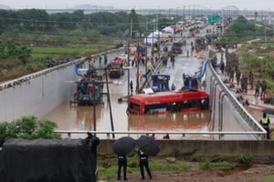 Potvyniai Pietų Korėjoje nusinešė jau 37 gyvybes
