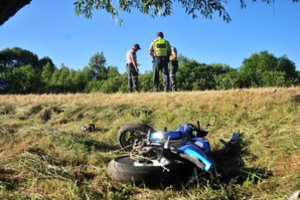 Šiaulių rajone pareigūnas motociklu rėžėsi į moters automobilį: policininkui prireikė medikų pagalbos