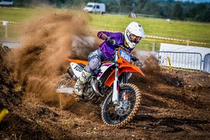 Įtemptas motociklų kroso čempionatas: kovas lydėjo karštis ir lūžtanti technika