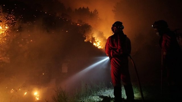Daugiau nei 300 ugniagesių ir karinis dalinys kovoja su gaisru Ispanijoje: evakuojami tūkstančiai gyventojų