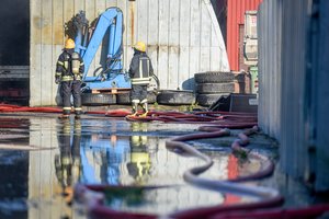 Raseinių rajone gesinant užsiliepsnojusį angarą, trys ugniagesiai patyrė šilumos smūgį