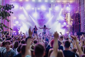 Uostamiestyje „Švyturys BHouse“ erdvėje ošė skonių ir muzikos jūra: į Aludarių dienos festivalį susirinko tūkstančiai