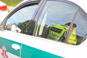 Būna ir taip: neblaivi vairuotoja policijos pareigūnų „laukė“ pasislėpusi miške