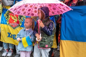 Žiniasklaida: tūkstančiai ukrainiečių vaikų išvežti į Baltarusiją, kur jiems plaunamos smegenys