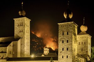 Šveicarijos Alpėse dega miškas, evakuoti kaimo gyventojai