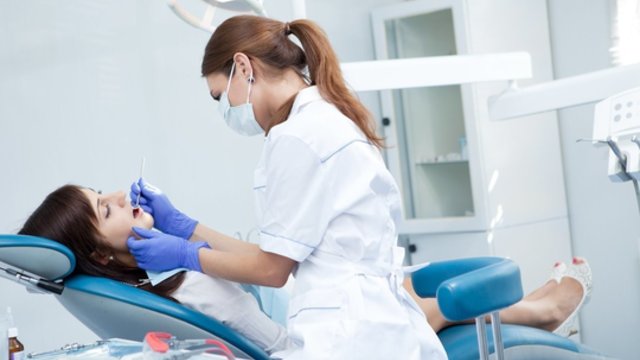 Vienoje iš sostinės klinikų – didžiulis odontologų trūkumas: priežastis slypi ne tik atlyginime