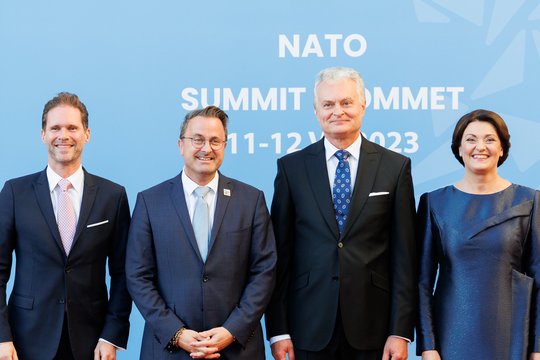 Prezidentūroje vykusioje NATO lyderių vakarienėje Liuksemburgo premjeras pasirodė ne vienas: jį atlydėjo vyras