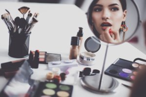 Vieną akimirką karšta ir kaitina saulė, o kitą – lyja: kaip pasidaryti atsparų makiažą vasarą?